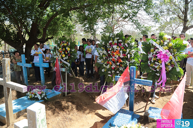 Juventud Sandinista deposita ofrenda florales en tumbas de los h&eacute;roes de la Insurrecci&oacute;n de Monimb&oacute;